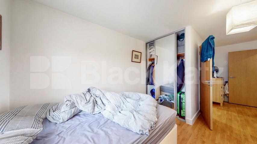 Modern 2 bedroom 2 bathroom property with large Balcony  Mildmay Avenue , Newington Green 